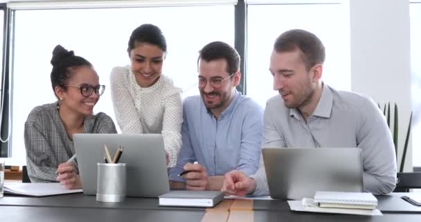 Gente feliz de negocios mixtos disfrutando de un ambiente relajado en la oficina, — Vídeos de Stock