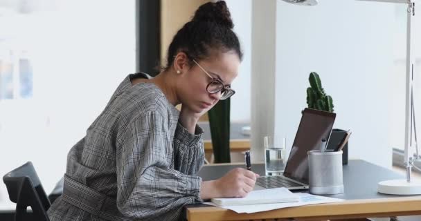 Secrétaire afro-américaine concentrée dans les lunettes de vue de travail dans le bureau. — Video