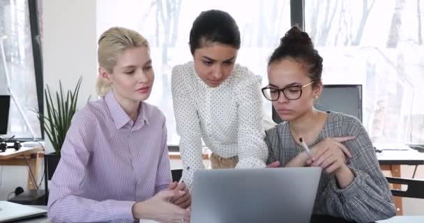 Jonge vrouwelijke indiaanse leider beoordelen werk van gemengde ras collega 's. — Stockvideo