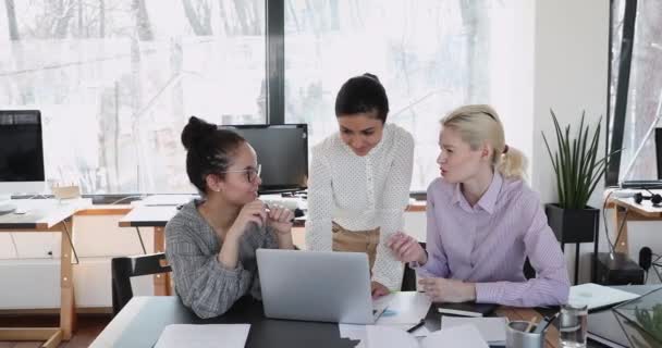 Socios diversos felices desarrollando estrategia de negocio en oficina. — Vídeo de stock