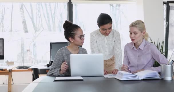 Drie vrouwelijke gemengde ras medewerkers bespreken corporate software. — Stockvideo