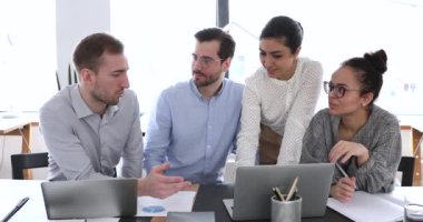 Genç erkek çalışanlar yaratıcı fikirlerini farklı meslektaşlarıyla paylaşıyorlar..