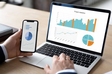 Modern aletler kullanarak genç işadamını kapat, proje üzerinde çalış..