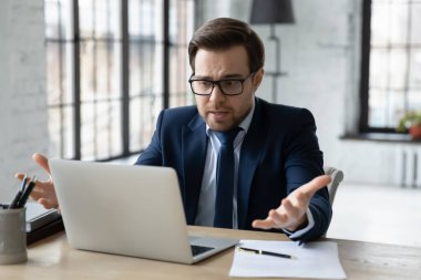 Bilgisayar ekranına bakan 30 'lu yaşlardaki genç işadamından memnun değil.