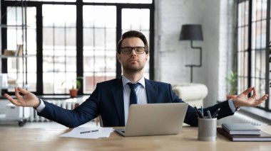 Huzurlu 30 'lu yaşlardaki genç işadamı iş yerindeki stresi azaltıyor.