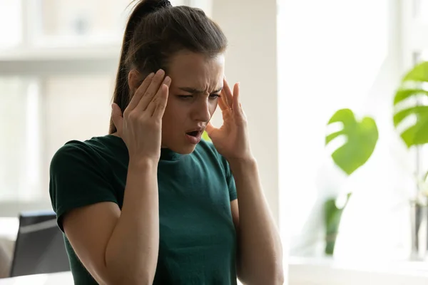 Estresado frustrado millennial mujer gerente de cometer un error crítico en el trabajo — Foto de Stock