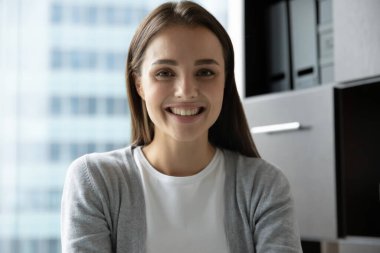 Çevrimiçi brifinge katılan kendine güvenen bayan çalışanın portresi