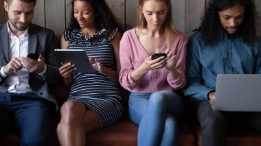 Farklı milenyum erkek ve kadın grupları aygıtlarla iletişim kuruyor.