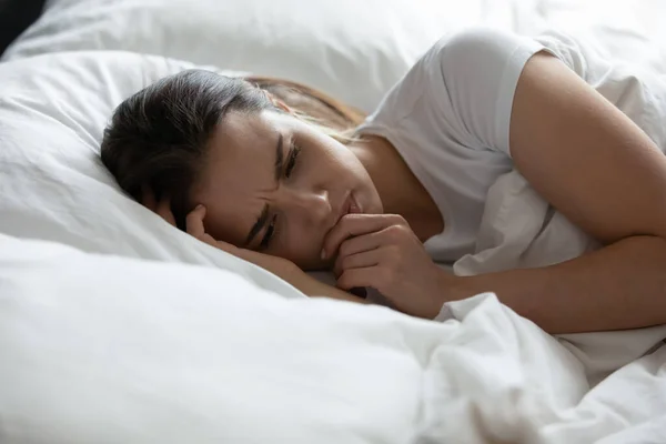 Wanita tertekan berbaring di tempat tidur menghabiskan malam yang buruk sendirian — Stok Foto