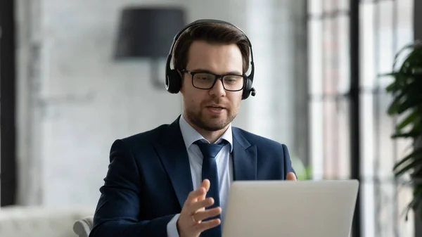 Gericht jonge zakenman betrokken bij verre online ontmoeting. — Stockfoto