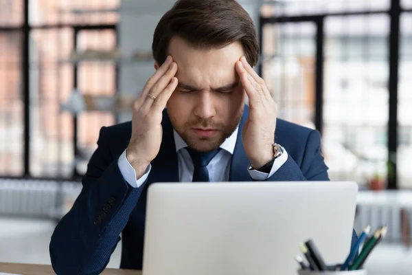 Joven 30s empleado trabajador de la empresa masculina que tiene dolor de cabeza fuerte. — Foto de Stock