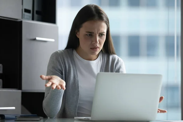 Mujer molesta secretaria sentada junto a la computadora que tiene problemas con la conexión — Foto de Stock