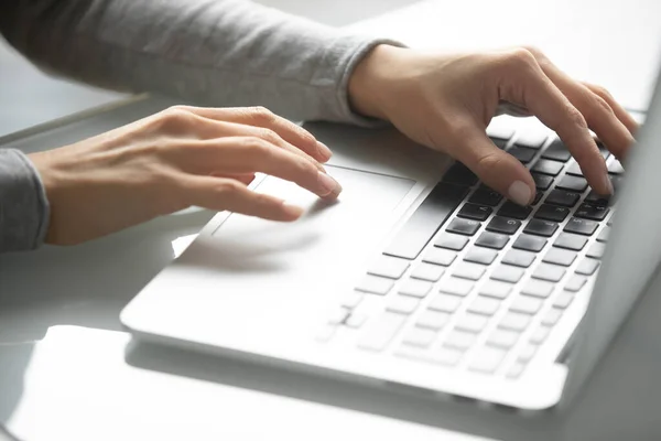Handen van duizendjarige zakenvrouw typen op laptop computer toetsenbord — Stockfoto
