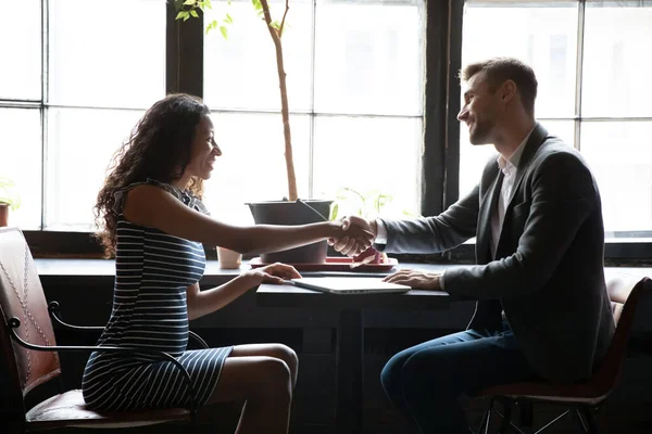 Agradable cliente negro femenino apretón de manos con consultor masculino en la cafetería —  Fotos de Stock