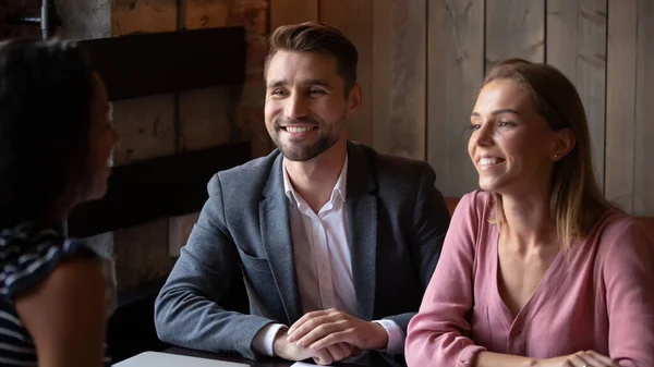 Couple marié discutant contrat avec courtier à table au café — Photo