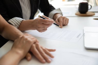 Üst düzey kadın CEO 'nun evrakları imzalamaya hazırlandığı yeri kapatın.