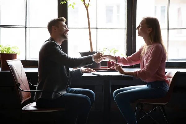 Nöjd kvinnlig hr skakar hand med glad tusenårig manliga sökande — Stockfoto