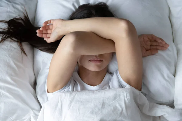 Gadis remaja yang berubah-ubah menolak bangun bersembunyi wajah di bawah lengan — Stok Foto