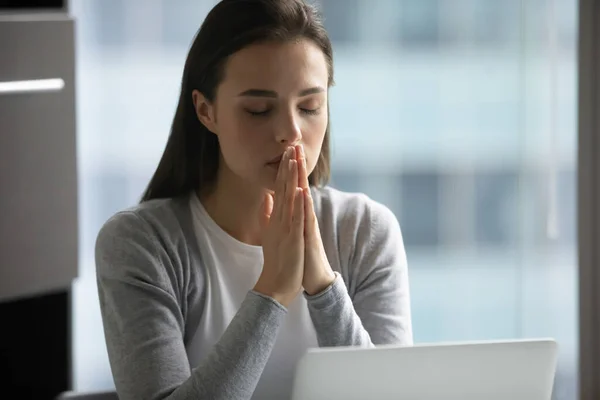 Zamartwiona studentka modląca się o szczęście, oczekująca wyników testu — Zdjęcie stockowe