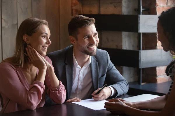 Millennial couple acheteurs d'appartements documents de signature sur la réunion avec l'agent — Photo