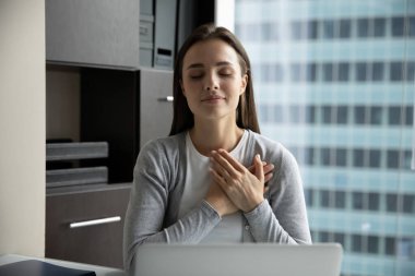 Yardım ettiği için tanrıya şükreden genç bir kadın.