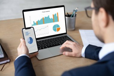 Modern teknoloji aletleri kullanarak odaklanmış genç erkek CEO yönetici..