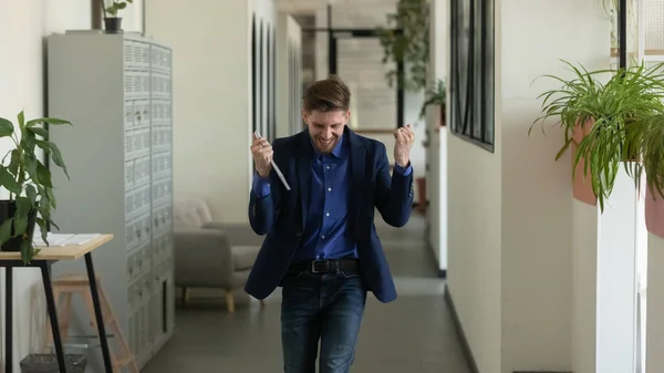 Happy millennial businessman laughing yelling at office hall getting job — Stock Photo, Image