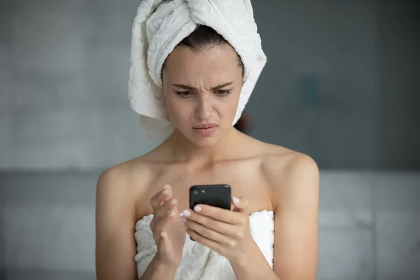 Sad stressed young lady getting email with bad news — Stock Photo, Image