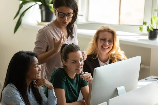 Líder biracial de confianza que controla el trabajo en equipo en el proyecto — Foto de Stock