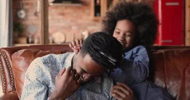 Afrikalı kız gıdıklanıyor baba gülüyor evde eğleniyor