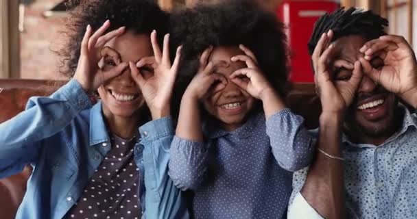 Feliz família brincalhão Africano com a filha se divertindo em casa — Vídeo de Stock