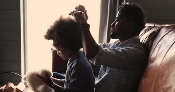 African dad brushing little daughters curly afro short hair — Stock Video