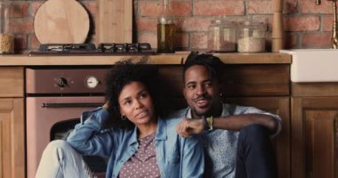 Amerikalı bir çift mutfakta yerde oturmuş konuşuyor.