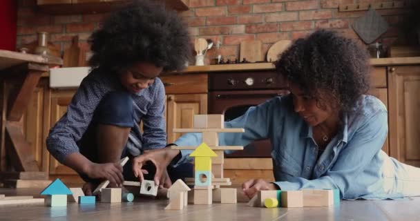 Africana mamma giocare blocchi di legno con la figlia prescolare — Video Stock