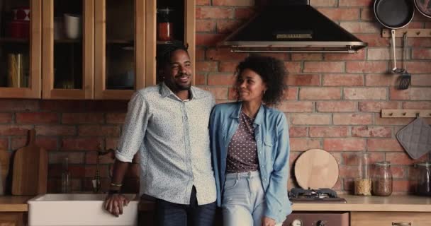 Jovens cônjuges africanos falando em pé na cozinha moderna casa — Vídeo de Stock