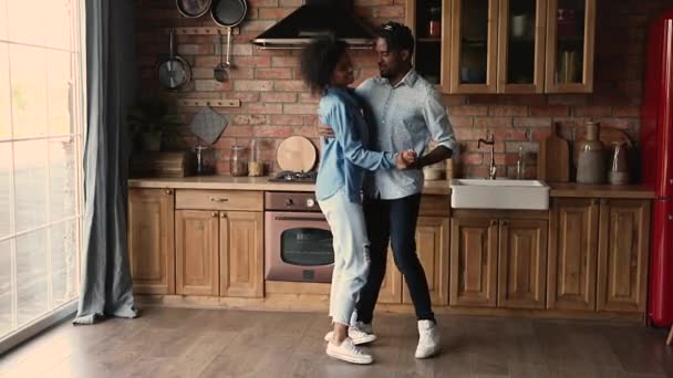 Pareja africana enamorada bailando tango en casa cocina — Vídeo de stock