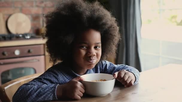 Africana bambina mangiare corn flakes con latte primo piano — Video Stock