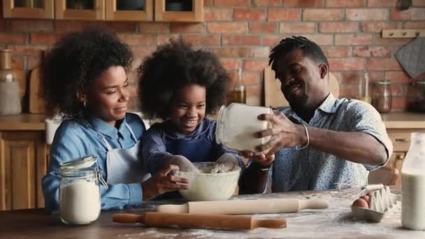 非洲小孩和父母在厨房里为糕点准备面团 — 图库视频影像