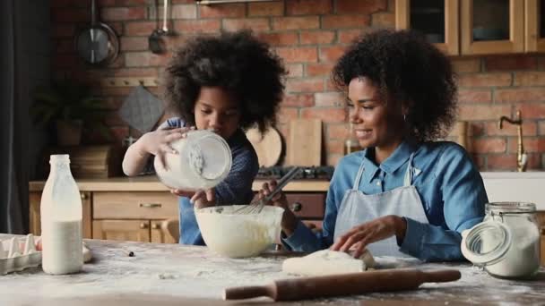 Afrikanische Mutter lehrt Tochter, in Küche zu kochen — Stockvideo