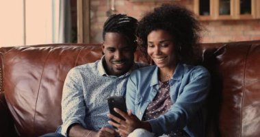 Afrikalı spor taraftarı maç izlerken akıllı telefondan zaferi kutluyor.