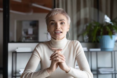 Kafa resmi, gülümseyen iş kadını konuşuyor, video kaydediyor.