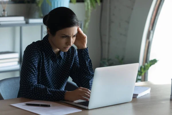 Chateada mulher de negócios indiana estressada olhando para a tela do laptop no escritório — Fotografia de Stock