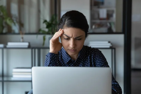 Close up stressato donna d'affari indiano perplesso guardando lo schermo del computer portatile — Foto Stock