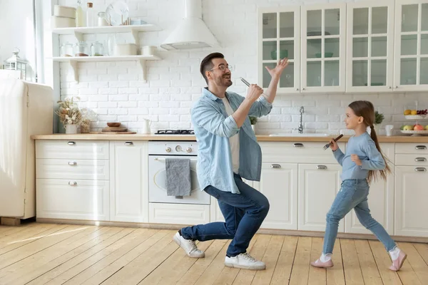 Heureux jeune père avec petite fille s'amuser avec des ustensiles de cuisine — Photo