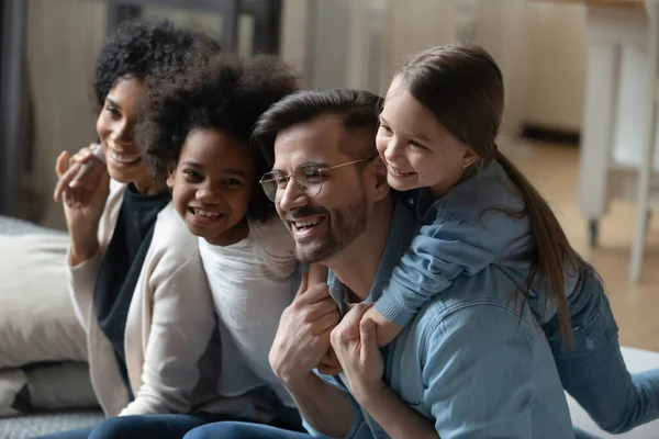 De cerca familia multirracial divirtiéndose en casa juntos — Foto de Stock