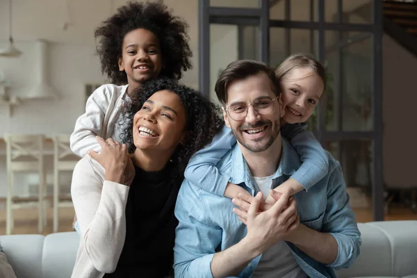 Cabeça tiro retrato feliz família multirracial olhando para a câmera — Fotografia de Stock