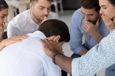 Merhametli çok ırklı arkadaşlar zor yaşam sürecinde depresyondaki adamı destekliyor