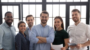 Çok ırklı başarılı iş ekibinin grup fotoğrafı.