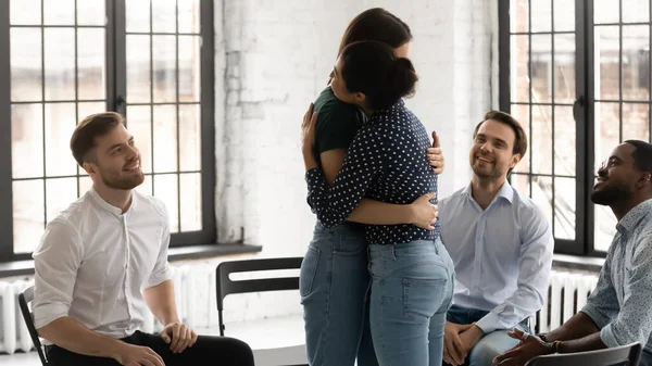 Psicóloga india abrazando paciente joven ayudando a superar el problema — Foto de Stock