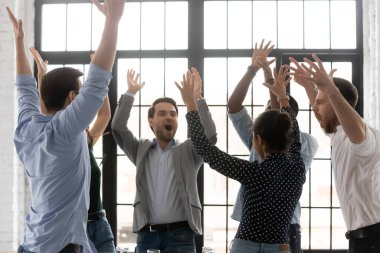 Etkin bir ilham kaynağı olan çeşitli bin yıllık personel motivasyon eğitimi üzerine toplanıyor